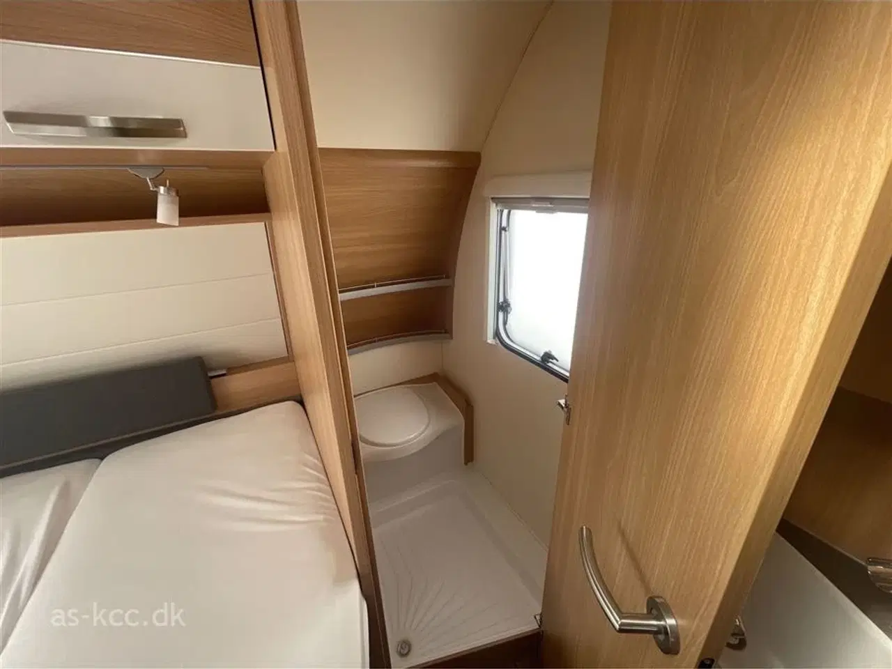 Billede 10 - 2018 - Knaus Südwind Silver Selection 450 FU   Knaus Südwind Silver Selection årg. 2018 4 sovepladser, 5 siddepladser, mover, posemarkise, cykelholder.