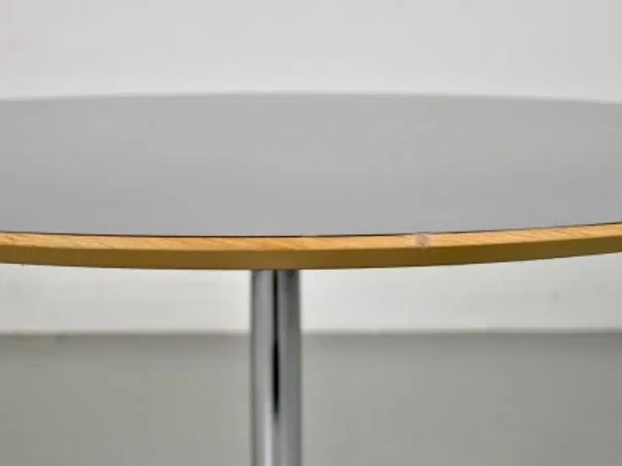 Billede 5 - Rundt cafébord med grå laminat og filt på undersiden
