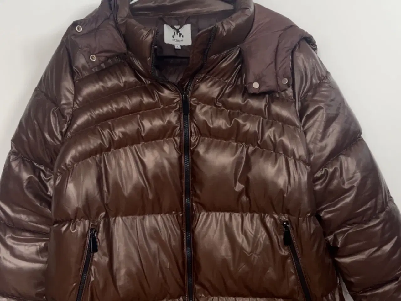 Billede 1 - Brun skinnende puffer jakke