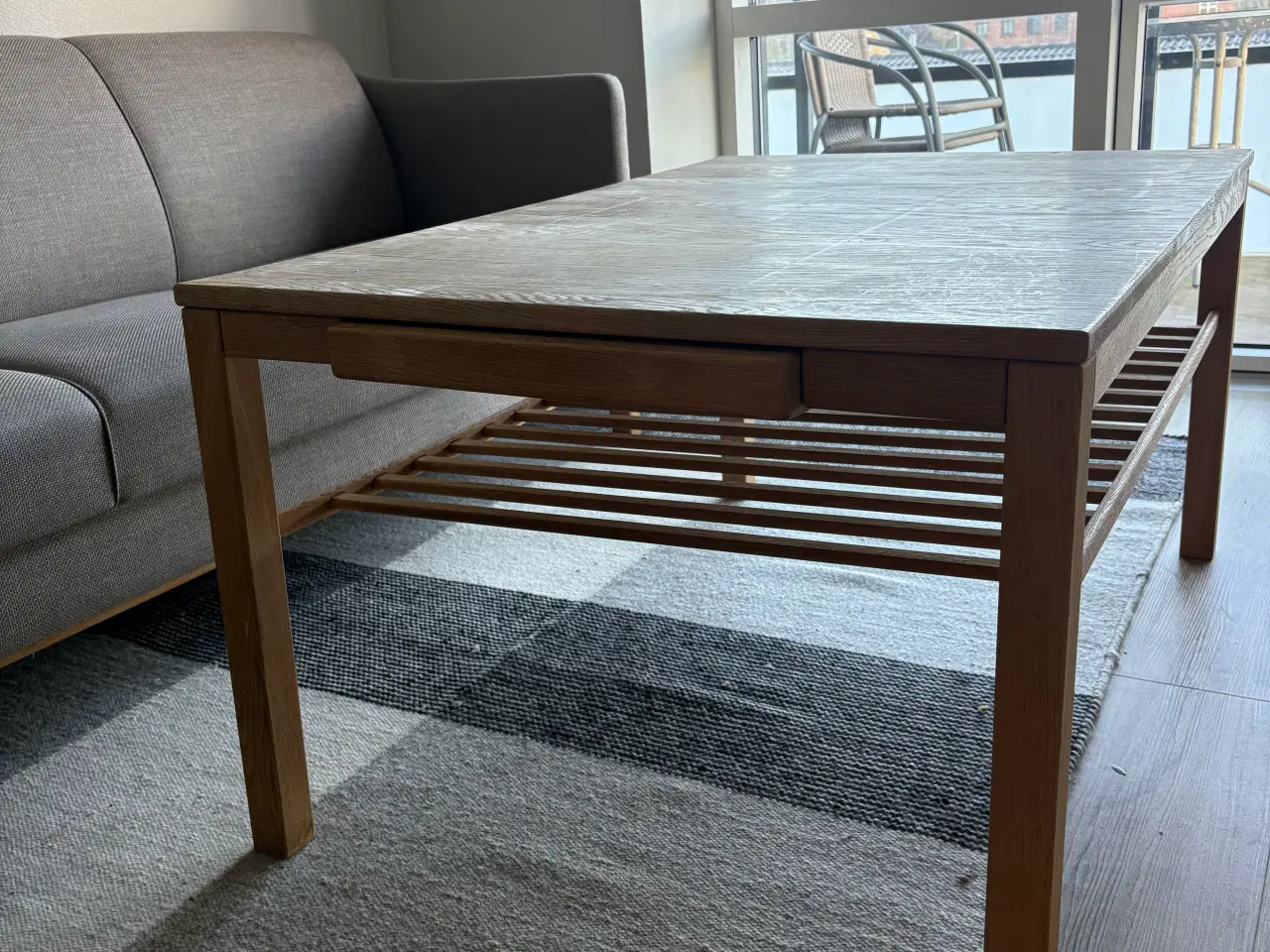 Billede 1 - Smukt sofabord med hylde og skuffe