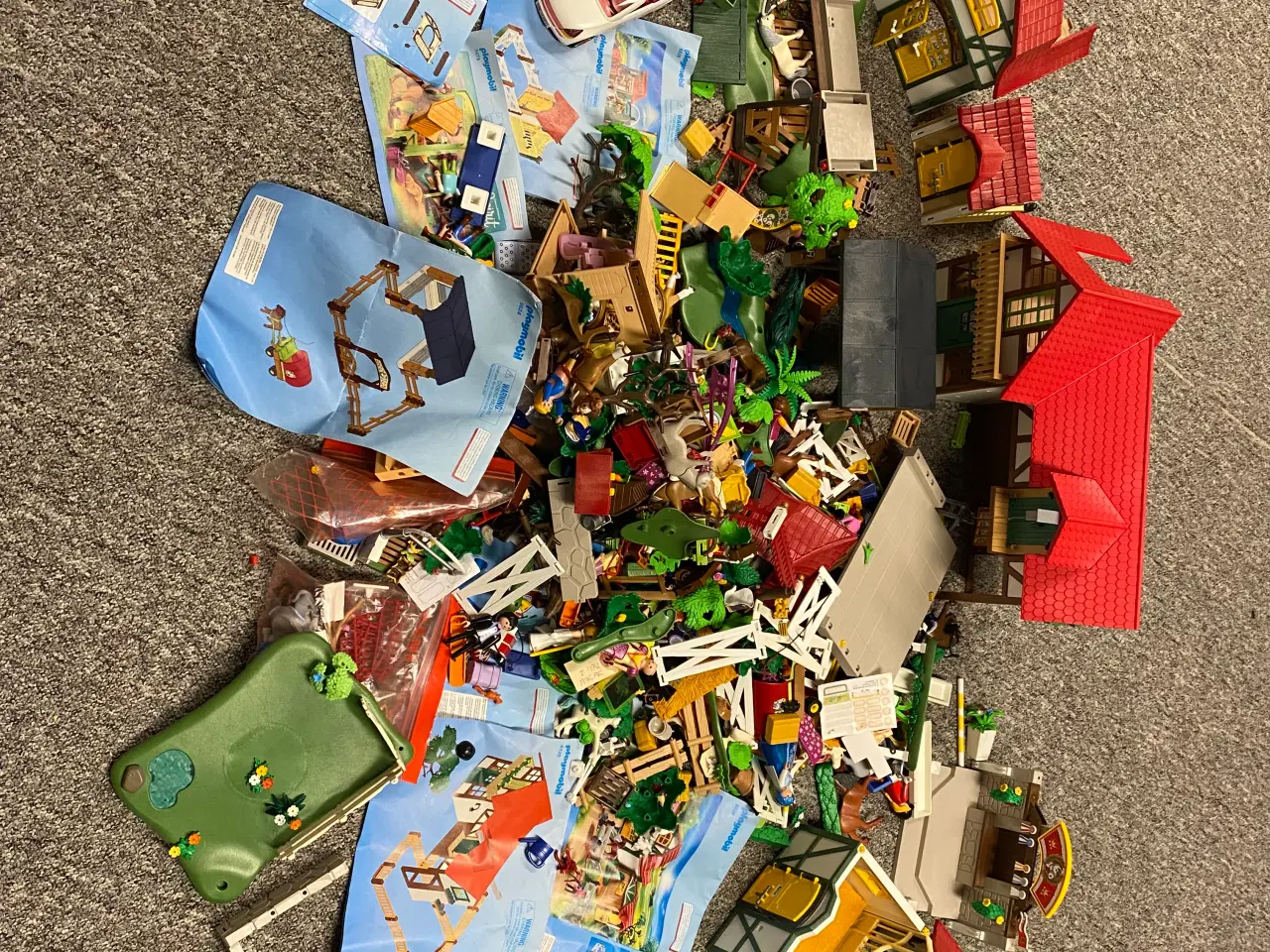 Billede 1 - Playmobil kasse med hestefarm, heste, mennesker mm