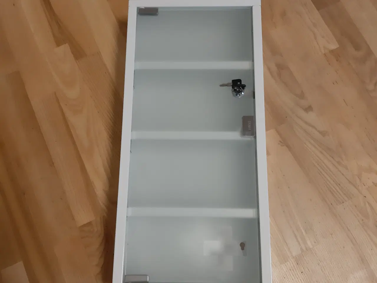 Billede 2 - Medicinskab m. 2 nøgler