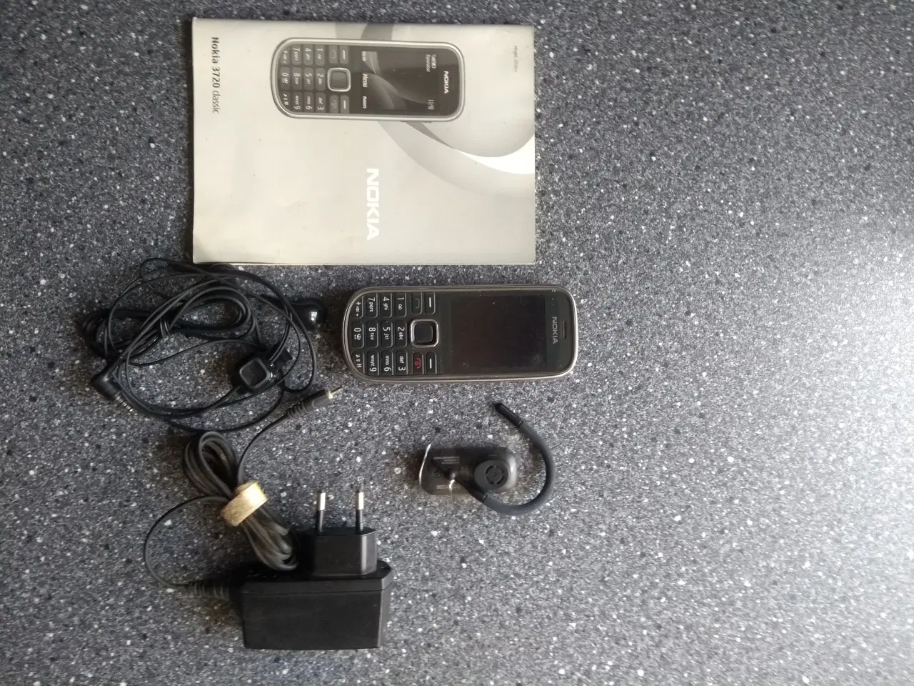 Billede 3 - Nokia 3720 classic med oplader.