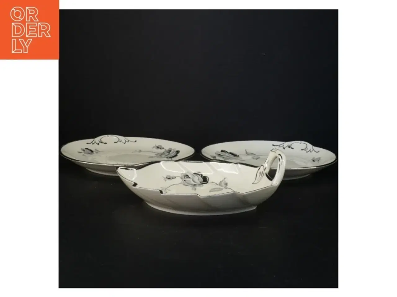 Billede 1 - 3 fade Sort Rose fra fra Kjøbenshavn Porcellains fabrik (str. 25 x 27 x 3 cm og 24 x 20 x 8 cm)