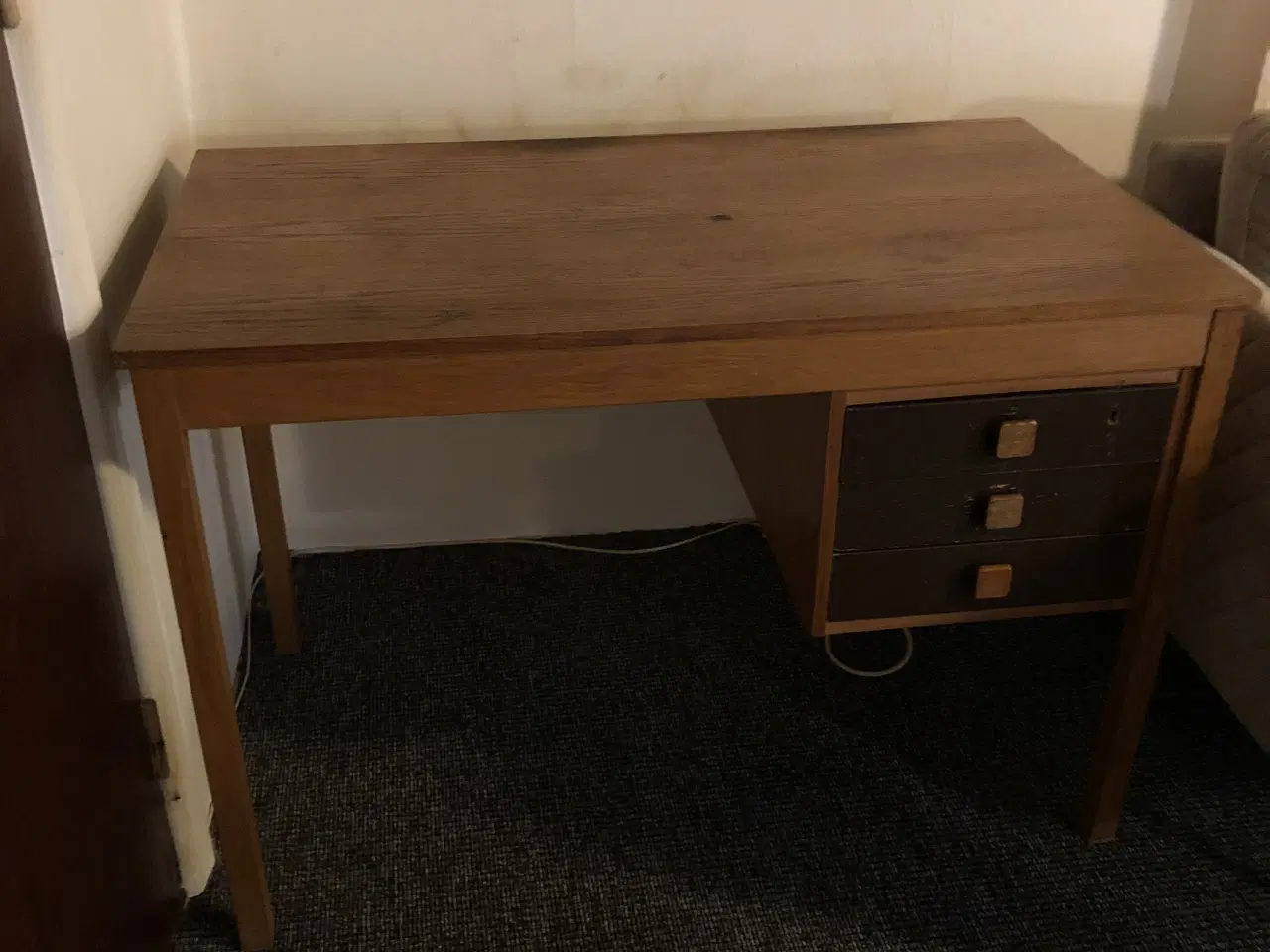 Billede 1 - Solidt skrivebord i træ med skuffer