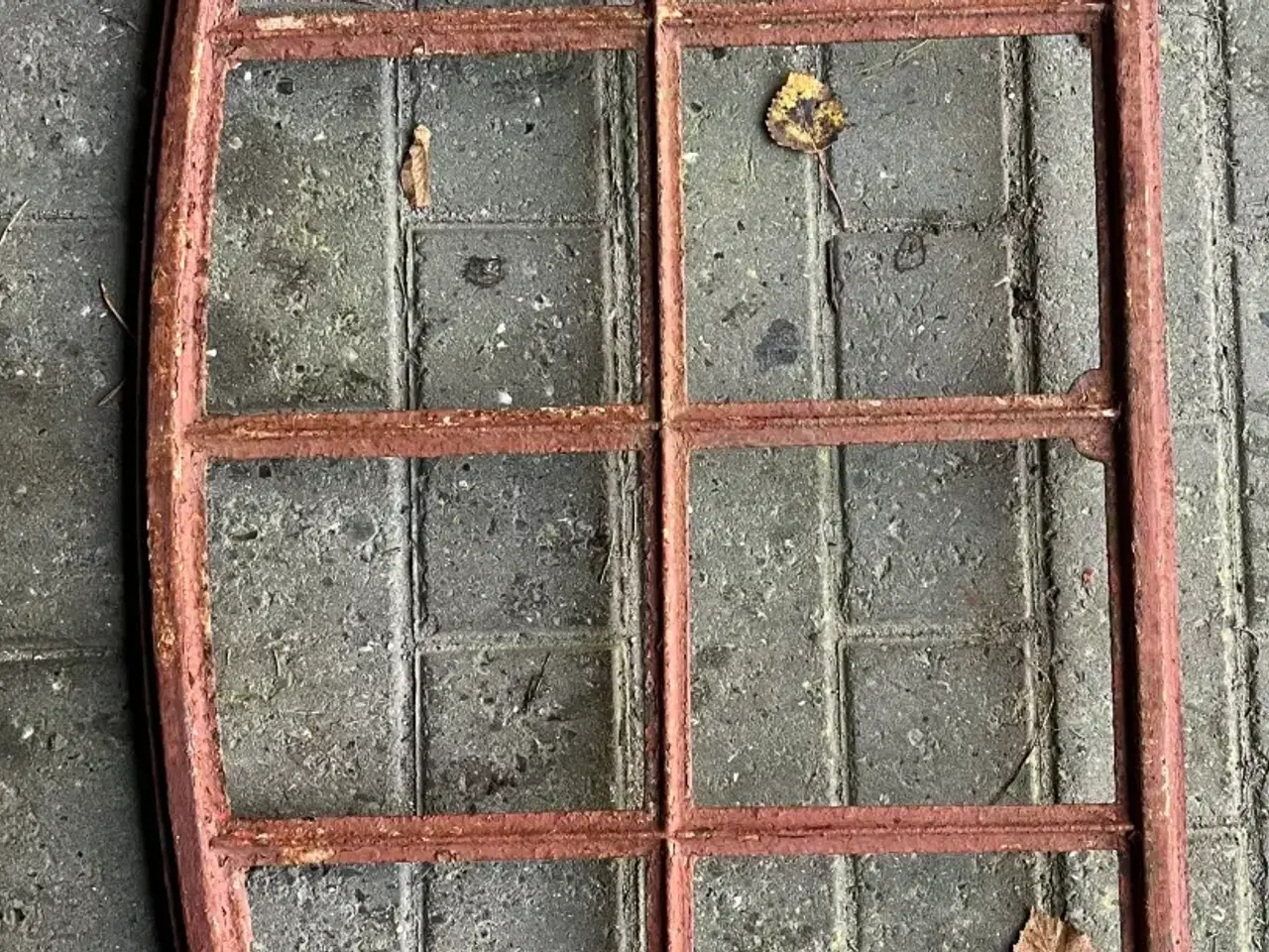Billede 2 - Staldvindued i støbejern sælges
