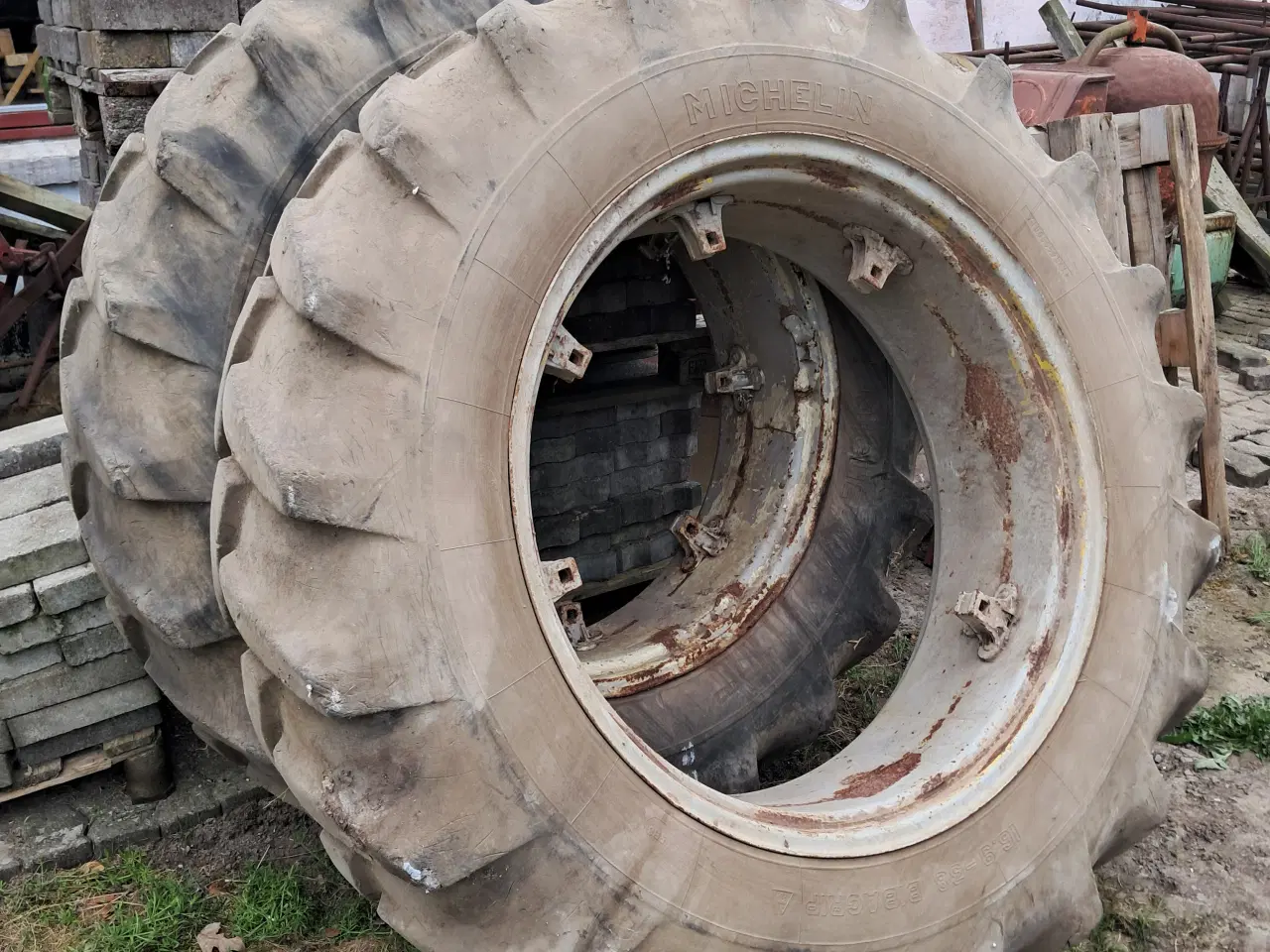 Billede 1 - Traktordæk 16.9 x 38 Michelin. 2. stk