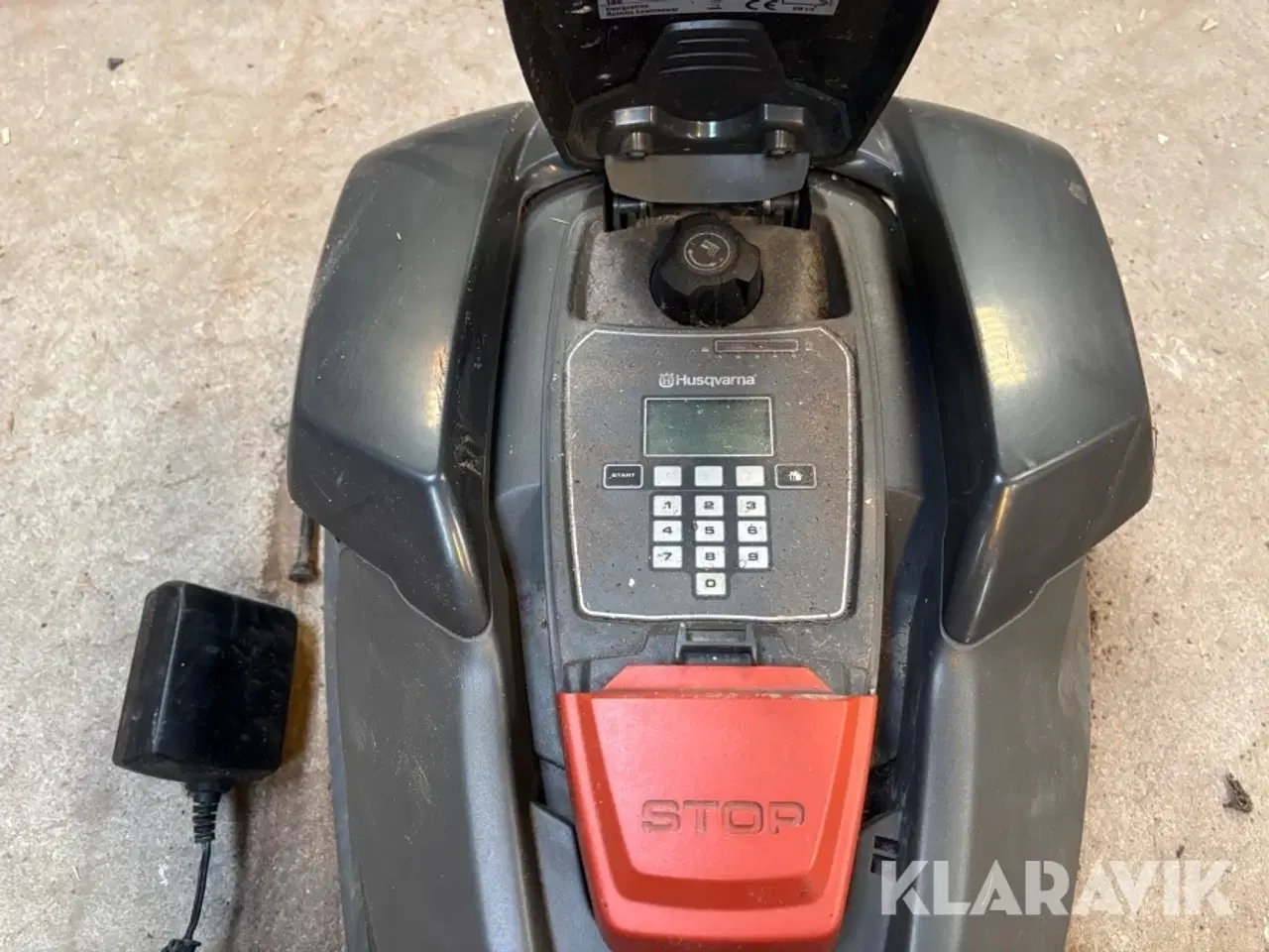 Billede 9 - Robot plæneklipper Husquarna 305 med ladeplade