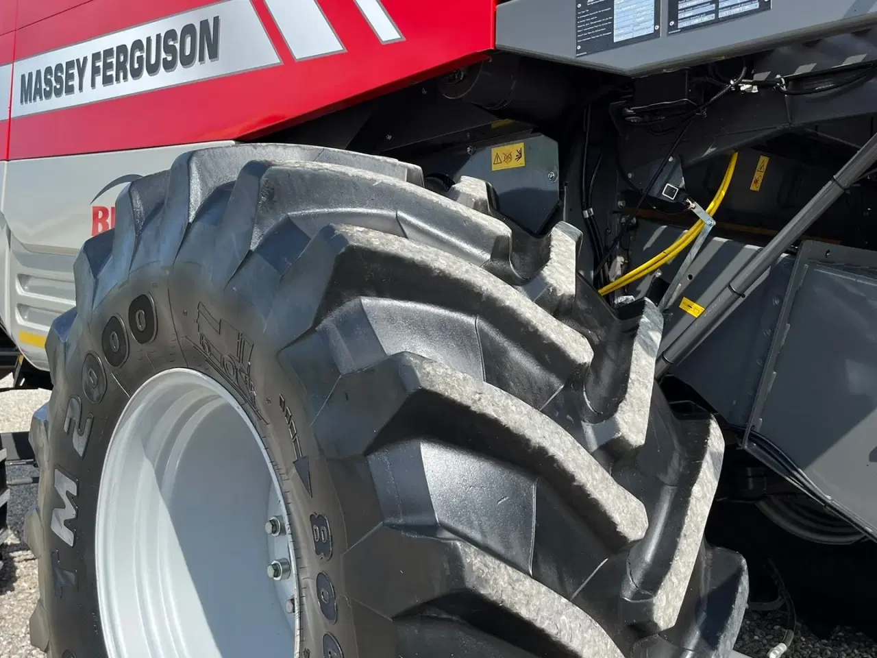 Billede 17 - Massey Ferguson 7370 BETA. Gårdmaskine med kun 1080 motortimer. Med 22fod powerflov skærebord