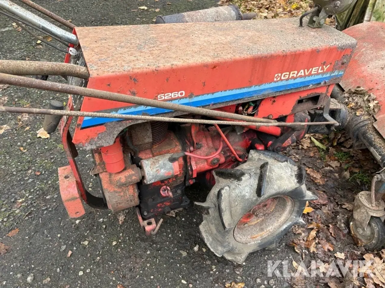 Billede 11 - Redskabsbærer med kost og klippebord GRAVELY 5260