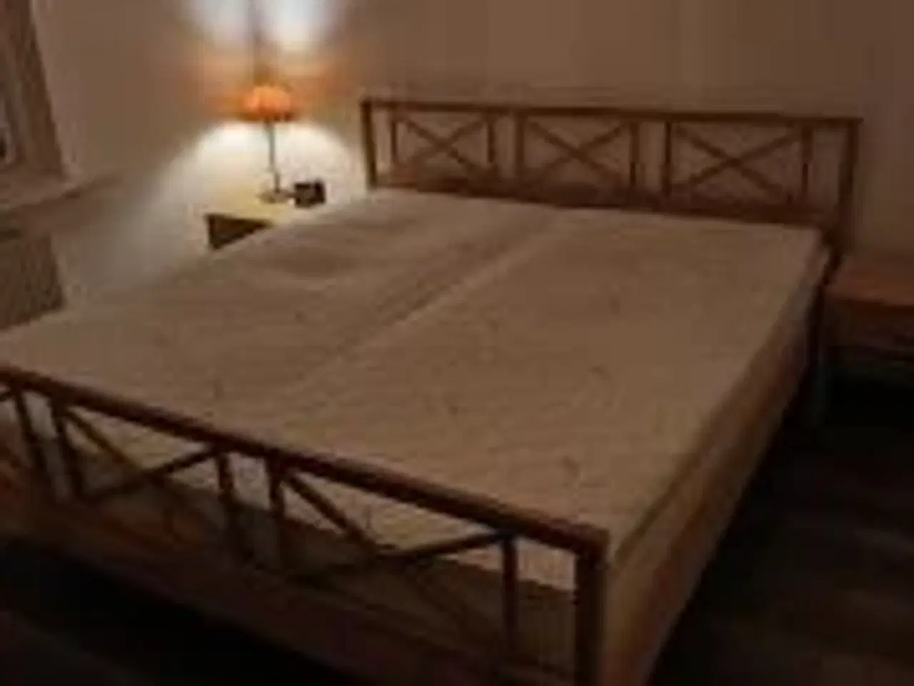 Billede 2 - Dobbelt seng med 2 sengeborde