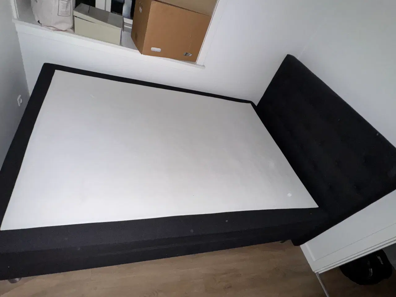 Billede 2 - Velholdt kontinentalseng i størrelsen 140x200 cm 