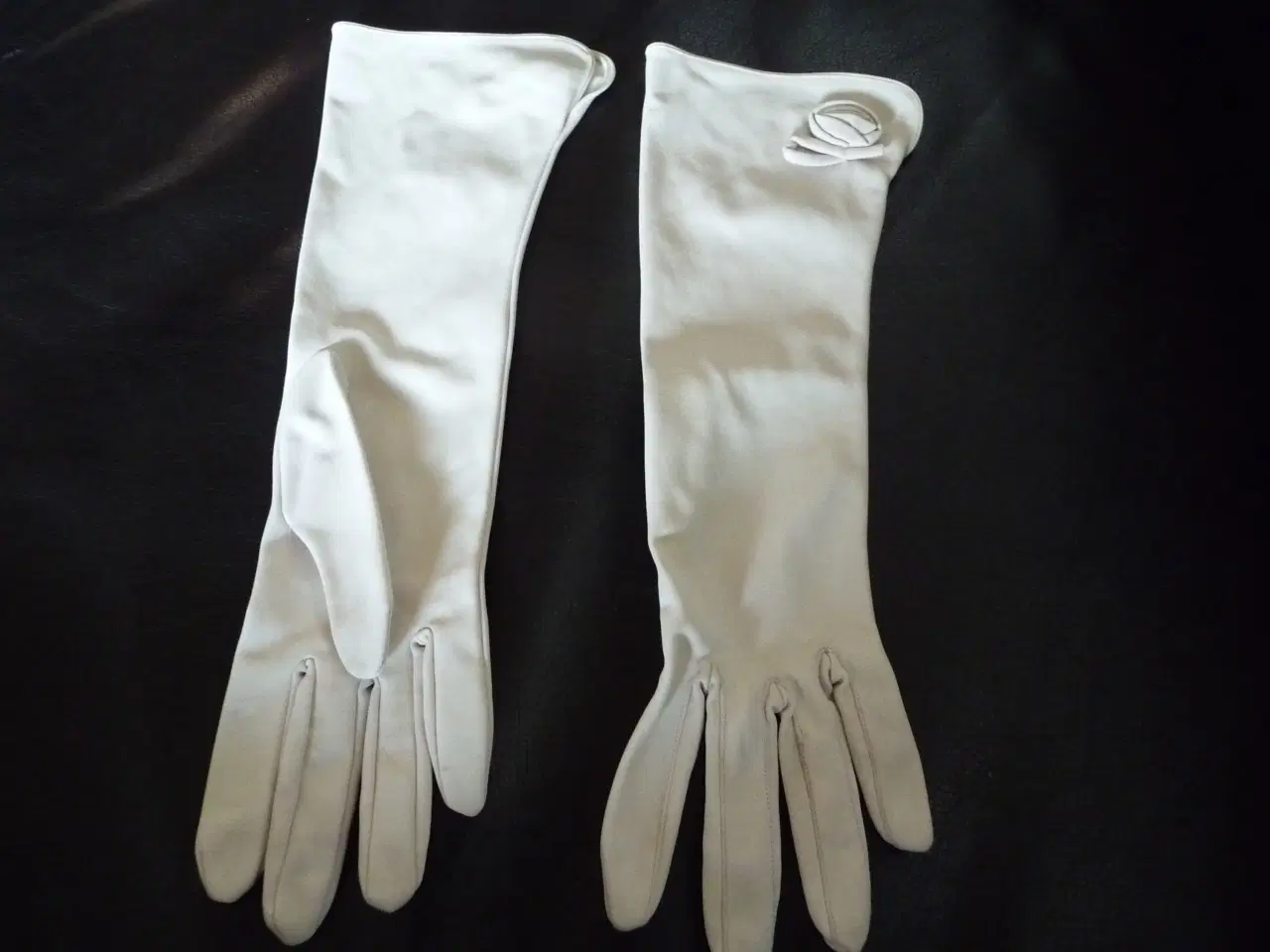 Billede 2 - 2 par gamle hvide handsker
