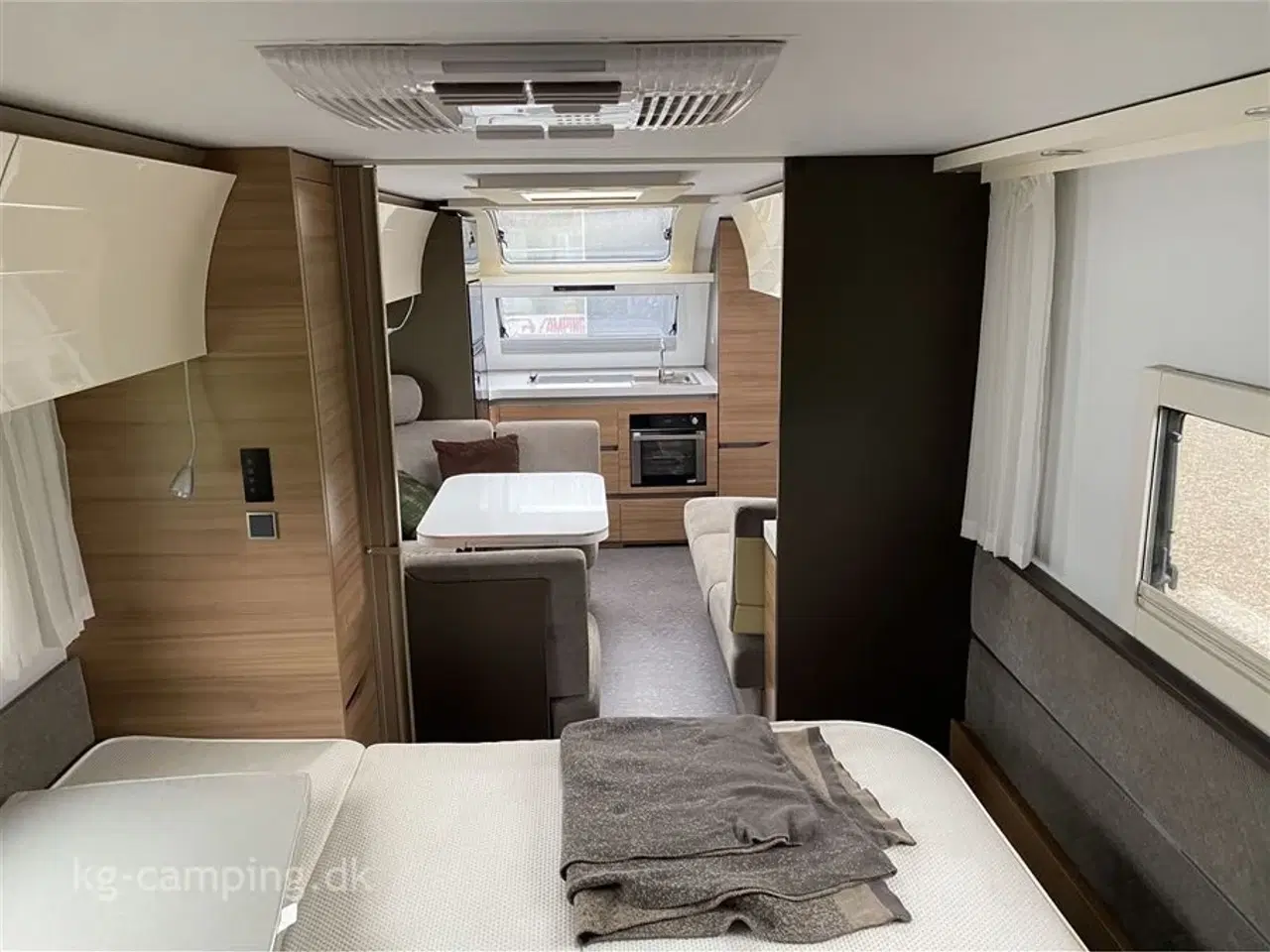 Billede 14 - 2021 - Adria Alpina 663 HT   Velholdt vogn med fritstående dobbeltseng og ende badeværelse.