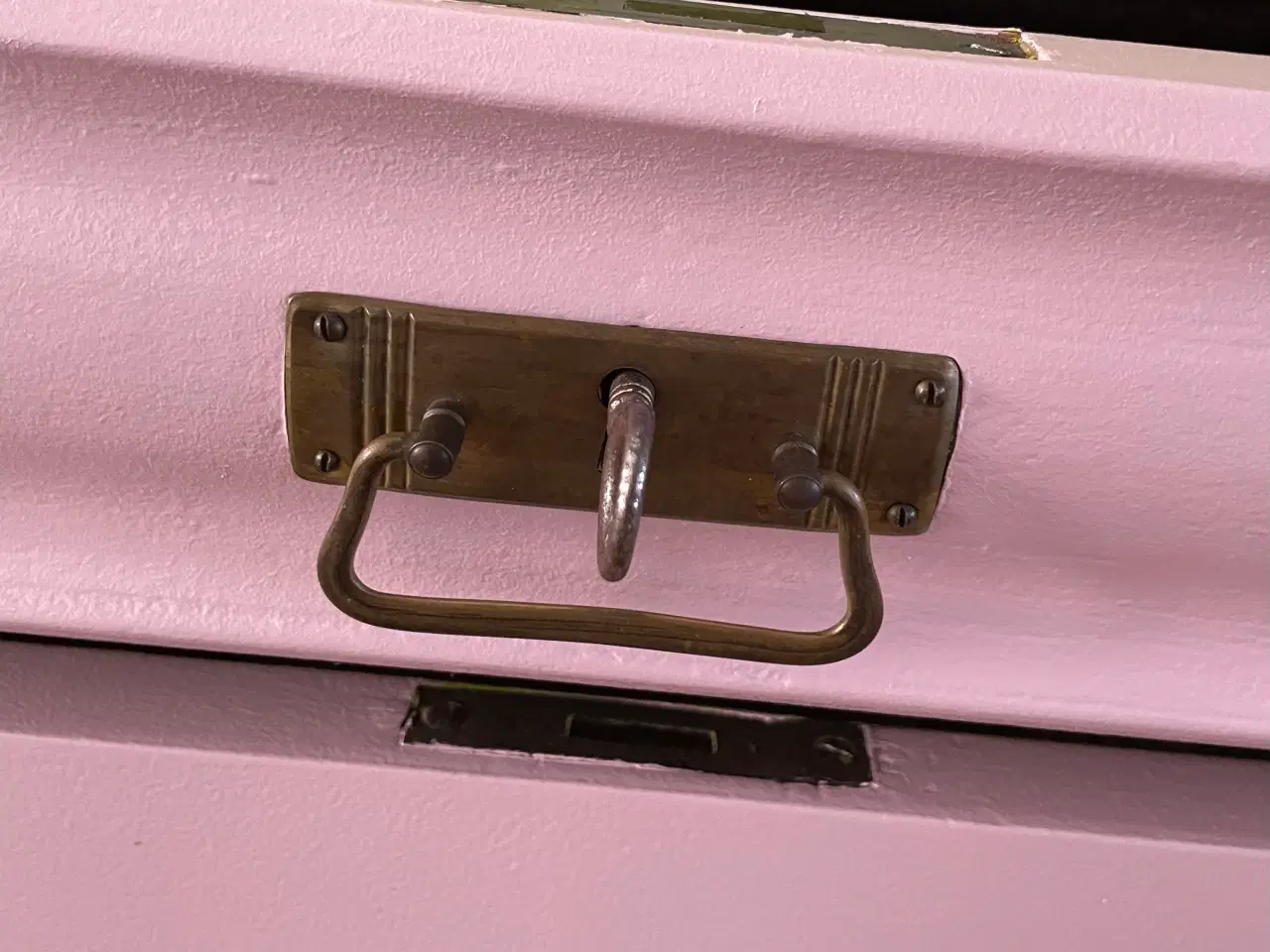 Billede 8 - Sød gammel kommode og tallerkenrække