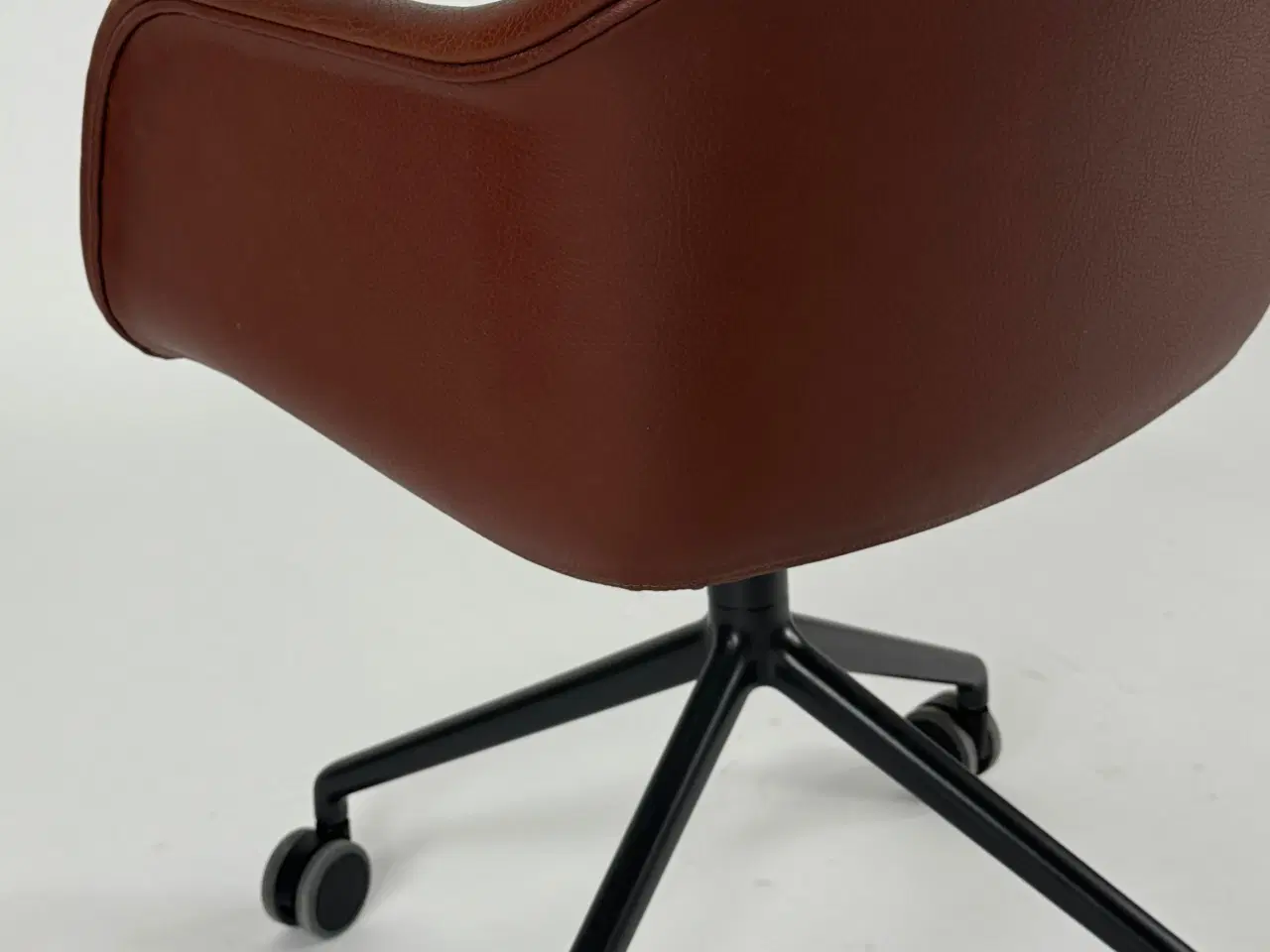 Billede 7 - Muuto Fiber Armchair m. Hjul - Brun/Læder