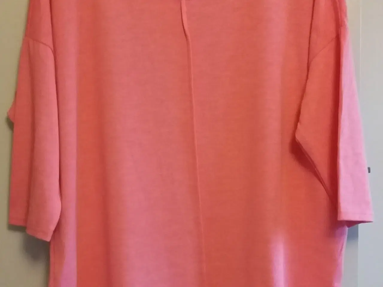 Billede 1 - Sød bluse, brystmål 126 cm