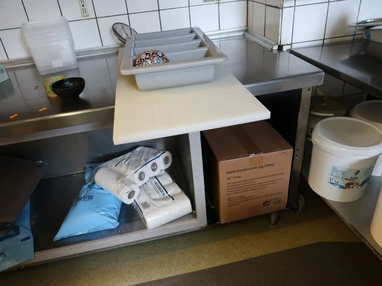 Billede 3 - Rustfri stålbord med indhold