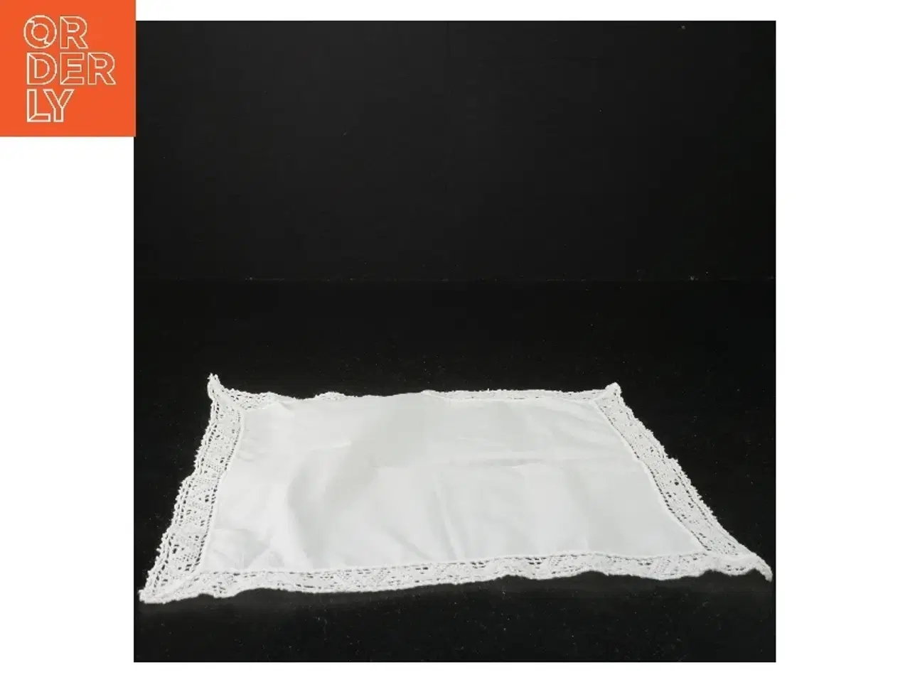Billede 2 - Hvid firkantet lommetørklæde med blondekant (str. 25x25 cm)