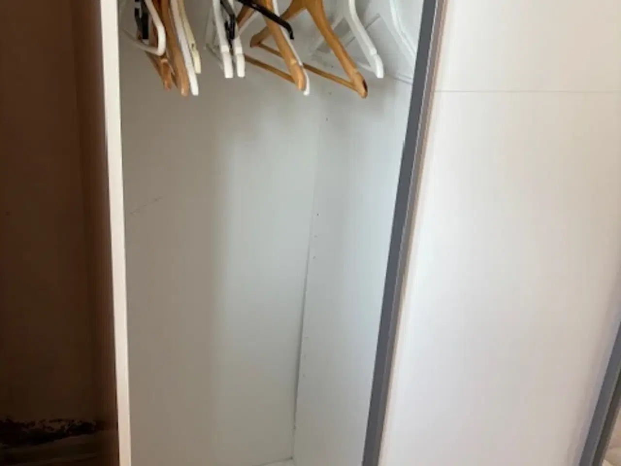 Billede 1 - Garderobe skab m skydelåger og 3 skuffer