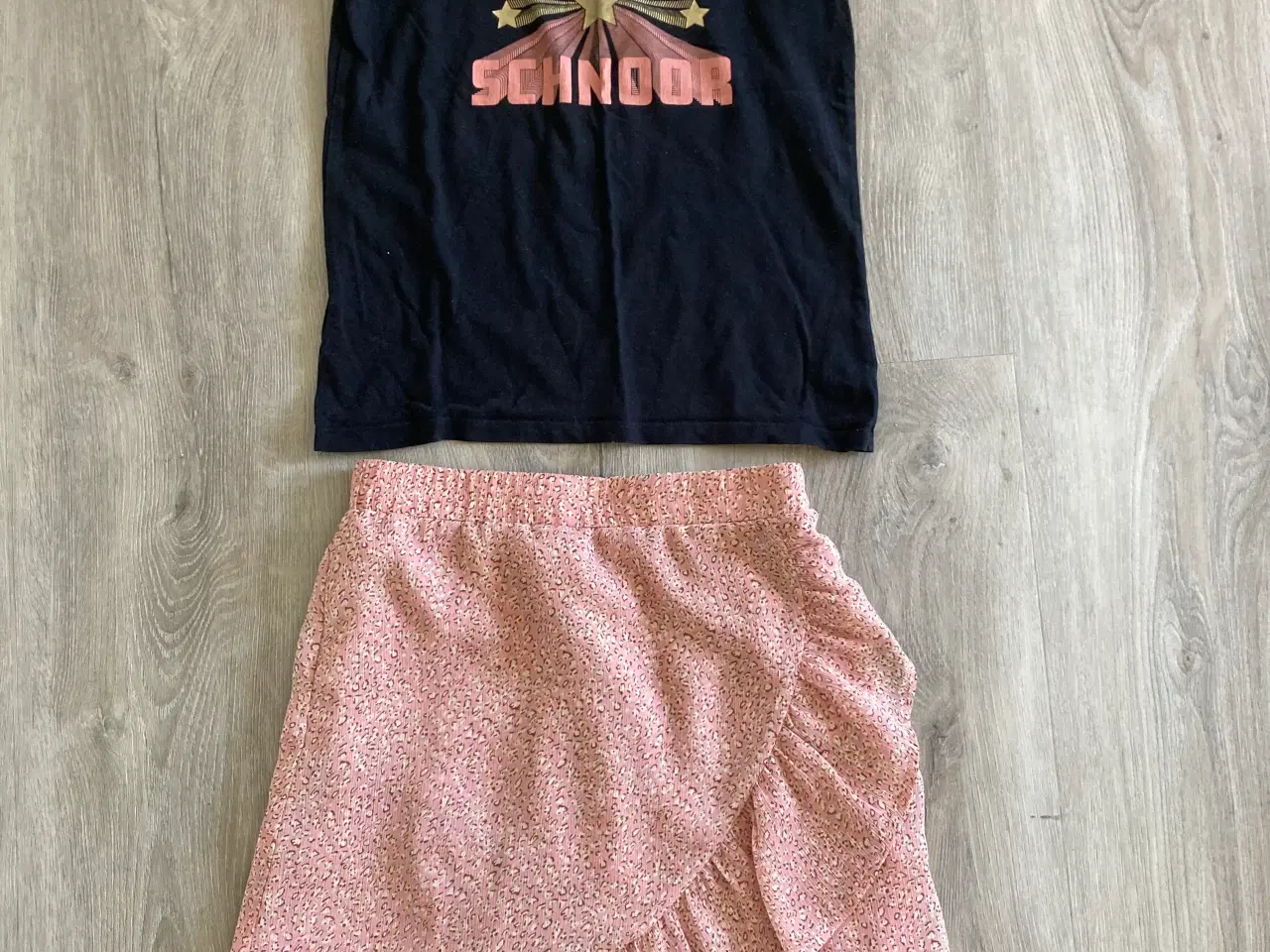 Billede 1 - Nederdel og T-shirt fra Petit by Sofie Schnoor