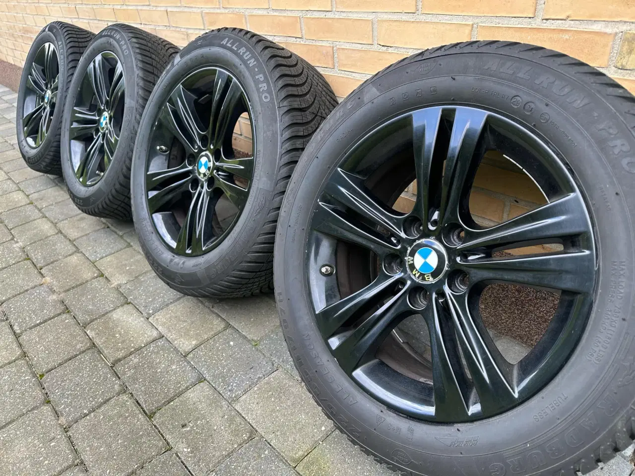 Billede 1 - 17” Originale Bmw helårsfælge 5x120 med tpms