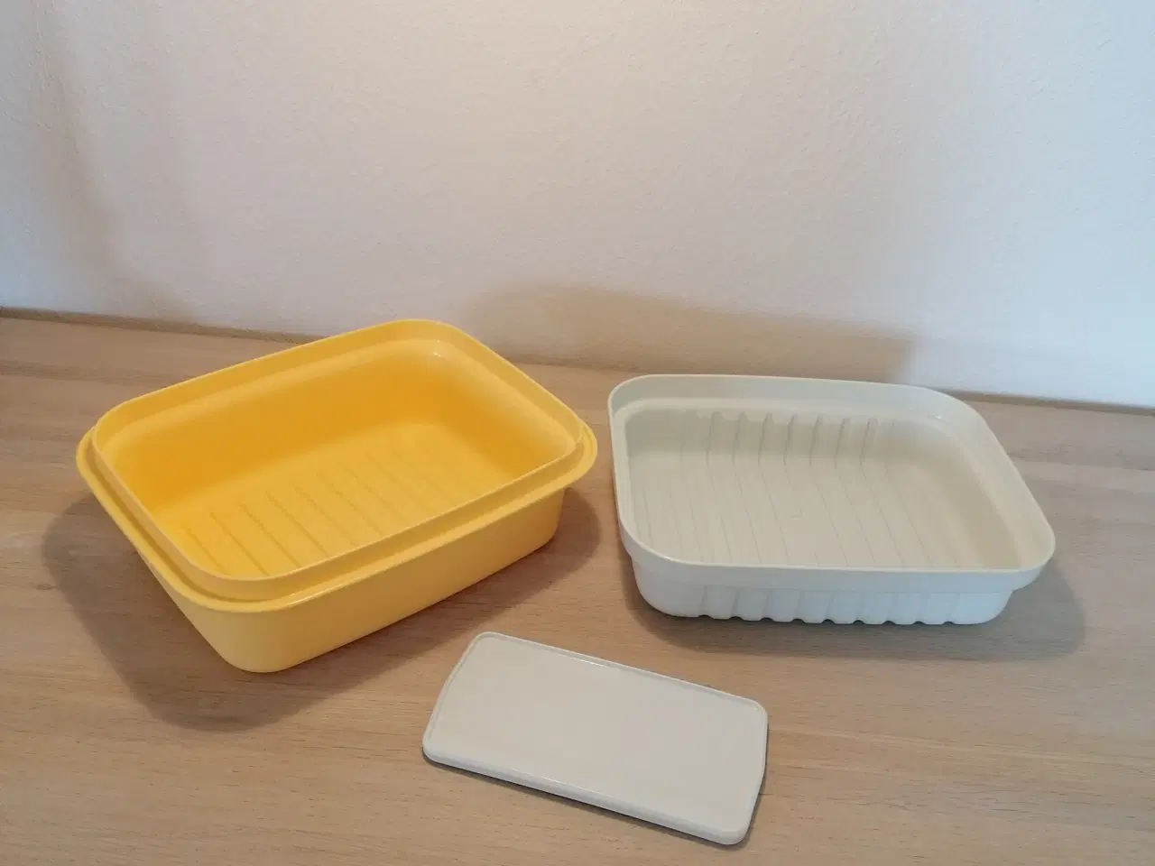 Billede 2 - Tupperware boks med flytbart skillerum