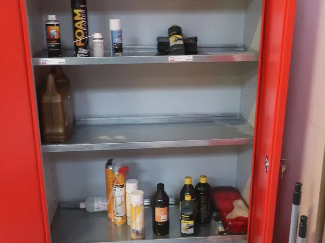 Billede 6 - 2 stk. skabe med indhold