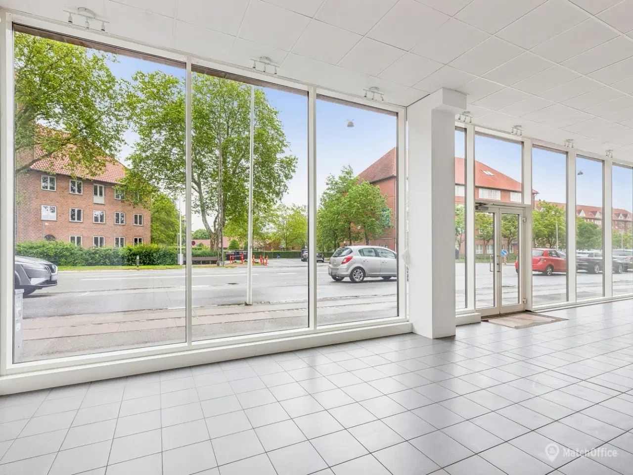 Billede 2 - 112 m² lyst butikslokale med stor eksponering og brede facadevinduer.
