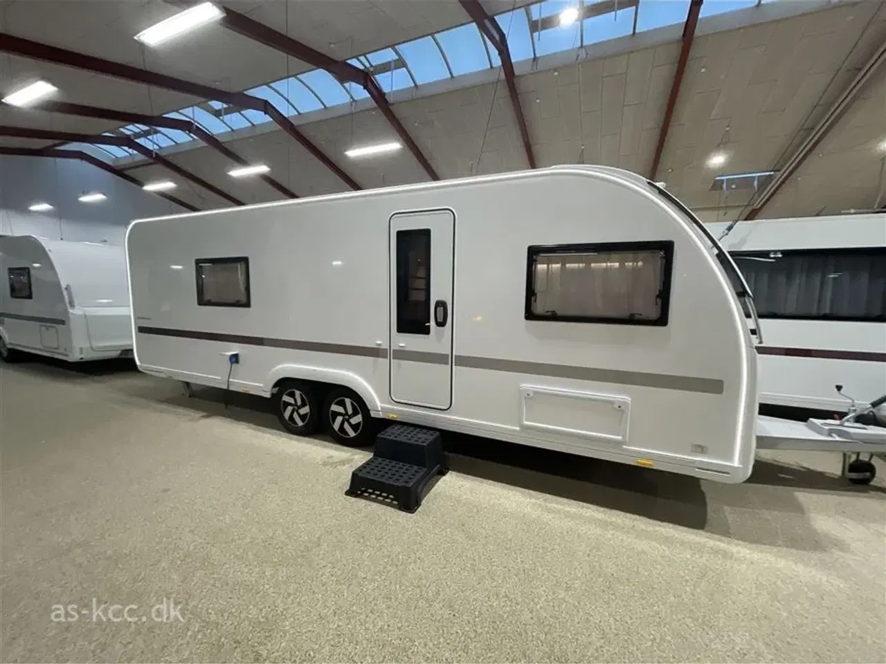 Billede 2 - 2026 - Adria Adora 663 UT Alde   Adria Adora 663 UT årg. 2026 4 sovepladser, 5 siddepladser, (Alde centralvarme ATC, Sengebetræk, Gaskasse opbevaring kr. 31.574,- lagt i prisen)
