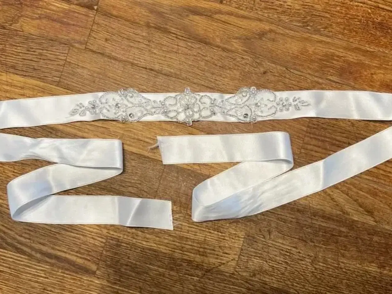 Billede 3 - Lilly Konfirmationskjole med bælte