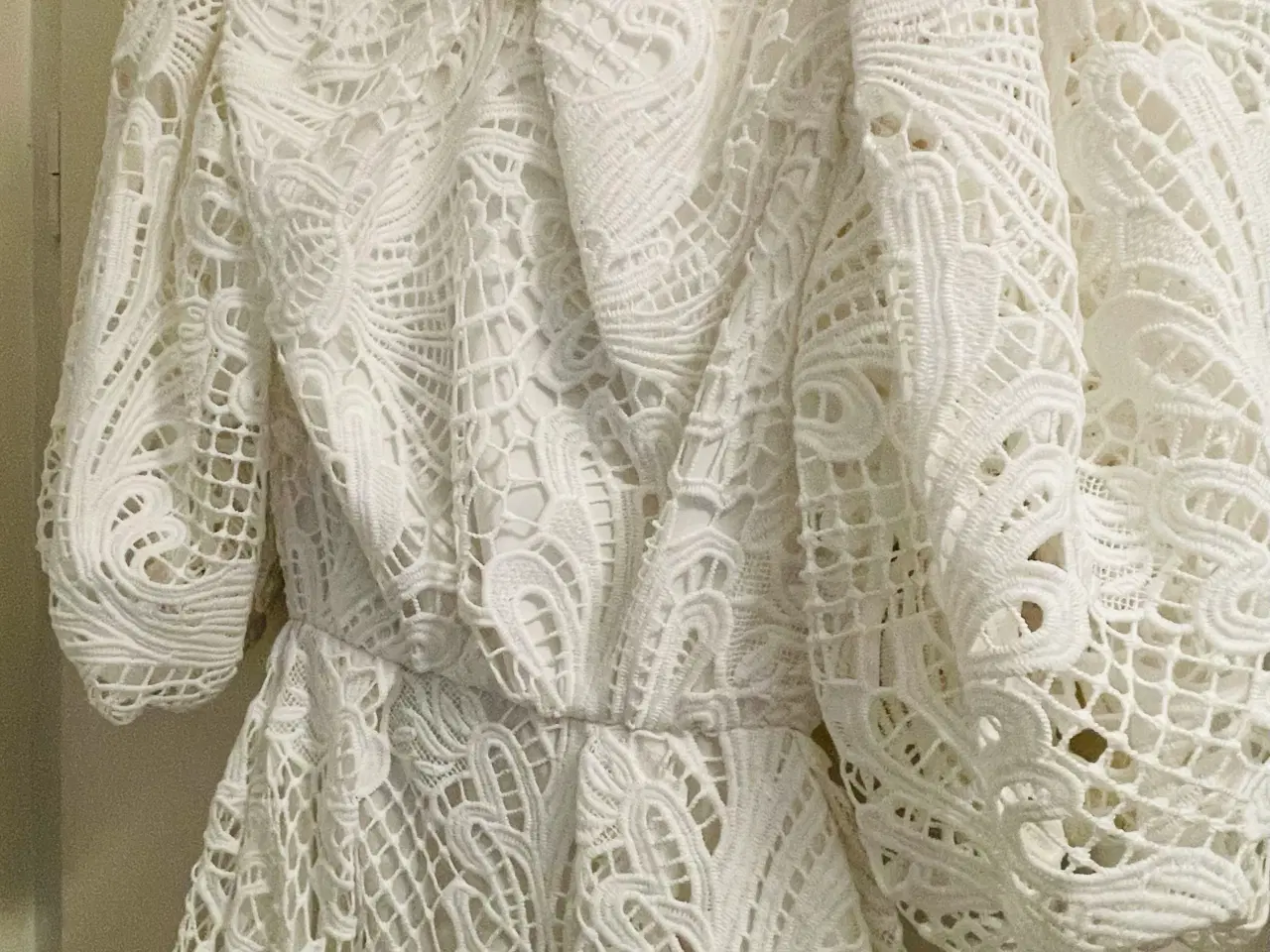 Billede 3 - Smuk kjole i tykke blonder ~ Brudekjole