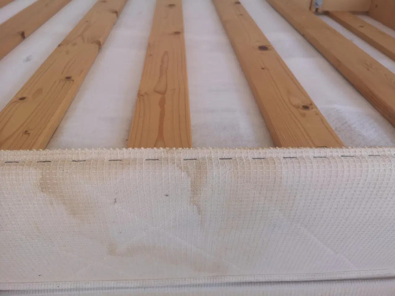 Billede 4 - 2 boksmadrasser med fine træfødder, 