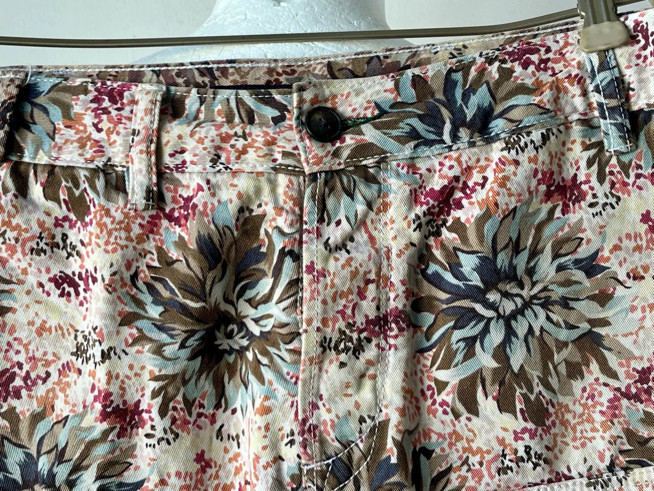 Billede 2 - Superflotte mønstrede shorts med knaplukning / 33