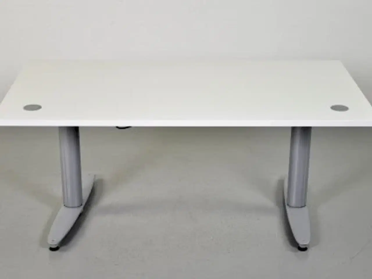 Billede 3 - Hæve-/sænkebord med hvid plade, 150 cm.