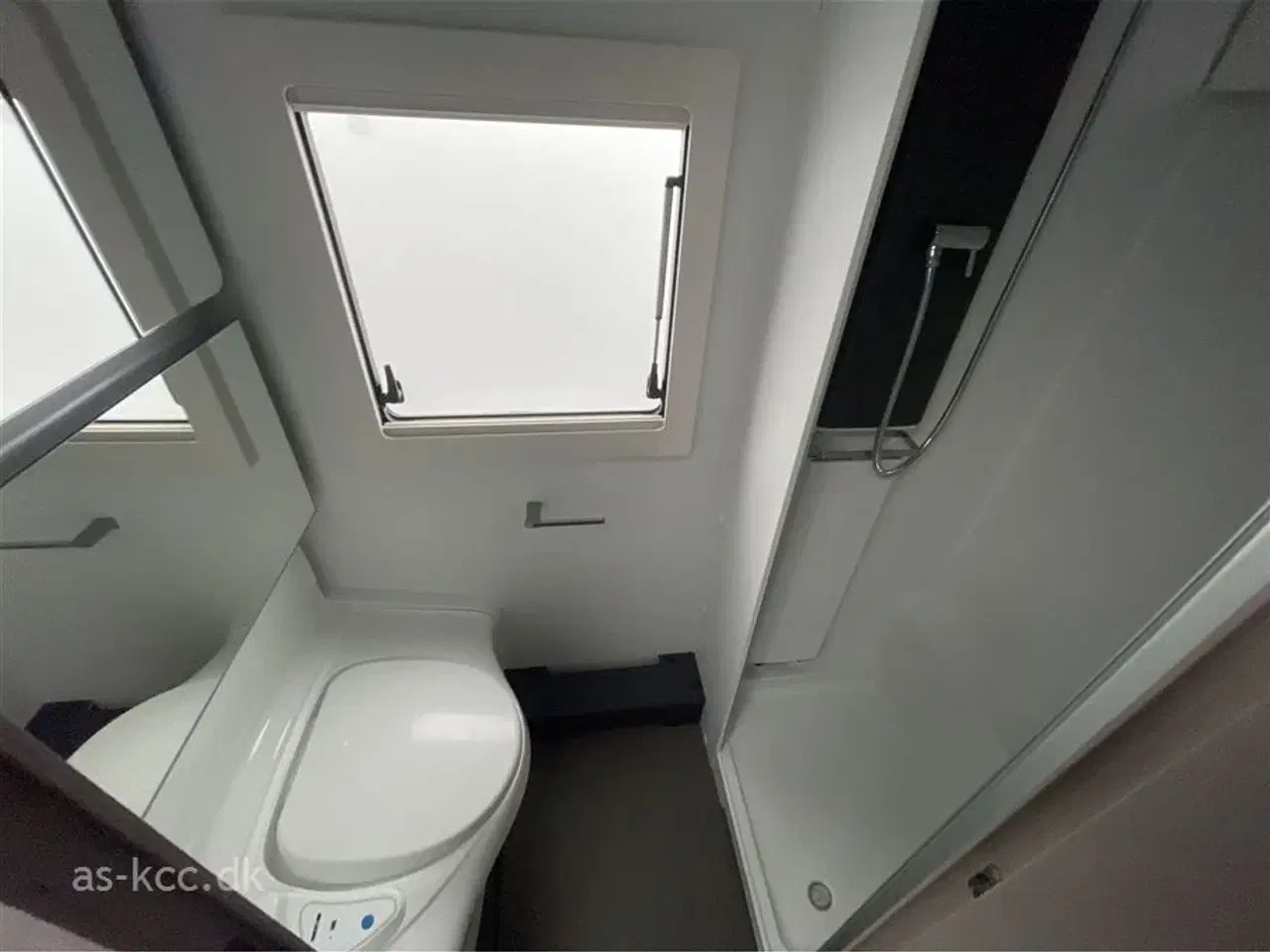 Billede 7 - 2022 - Adria Alpina 663 PT   Adria Alpina 663 PT årg. 2022 7 sovepladser, 6 siddepladser Isabella Commodore 3 m fortelt. Duo Control, Støttebensplader.