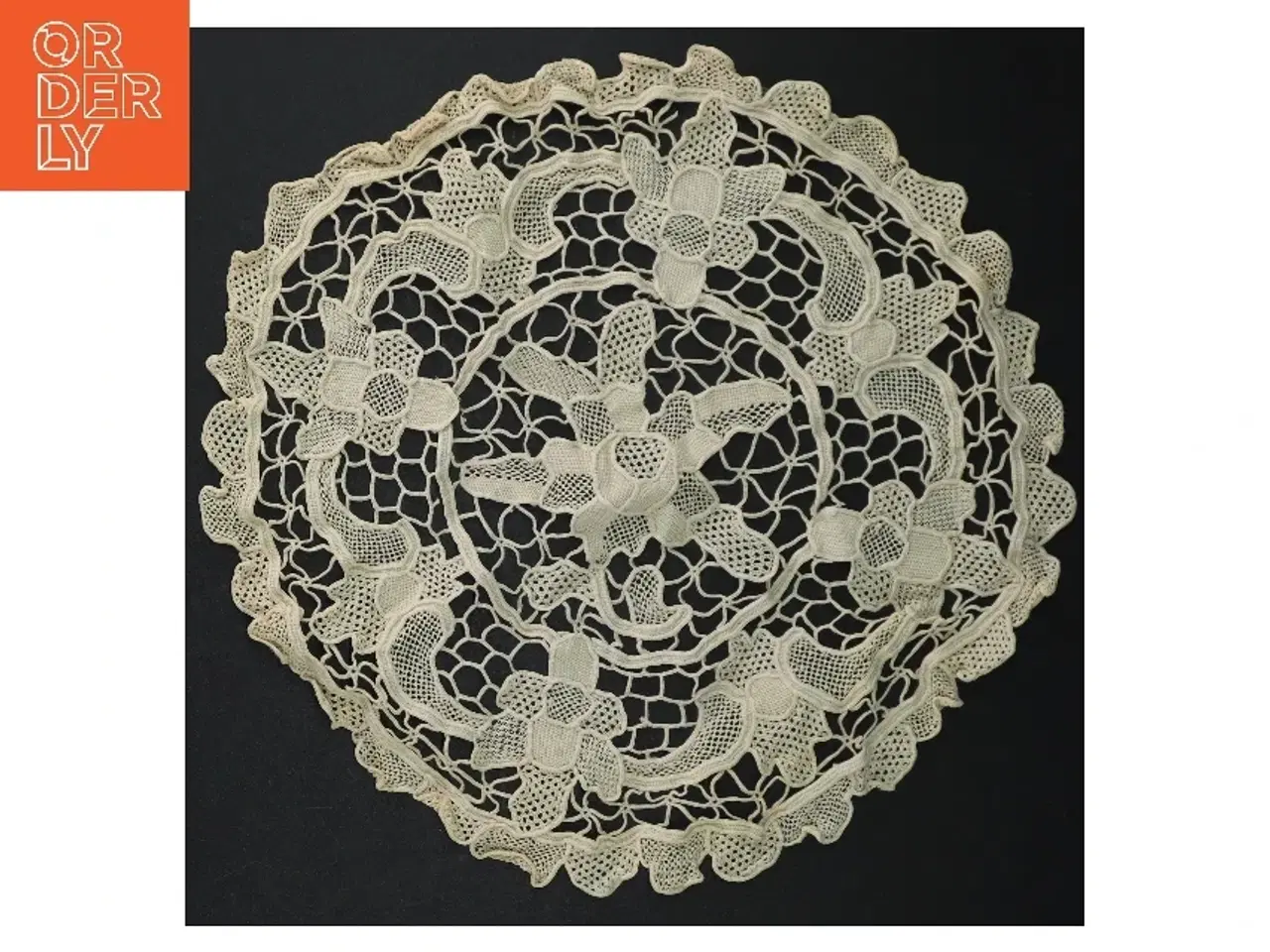 Billede 1 - Hæklet borddug (str. 30 cm)