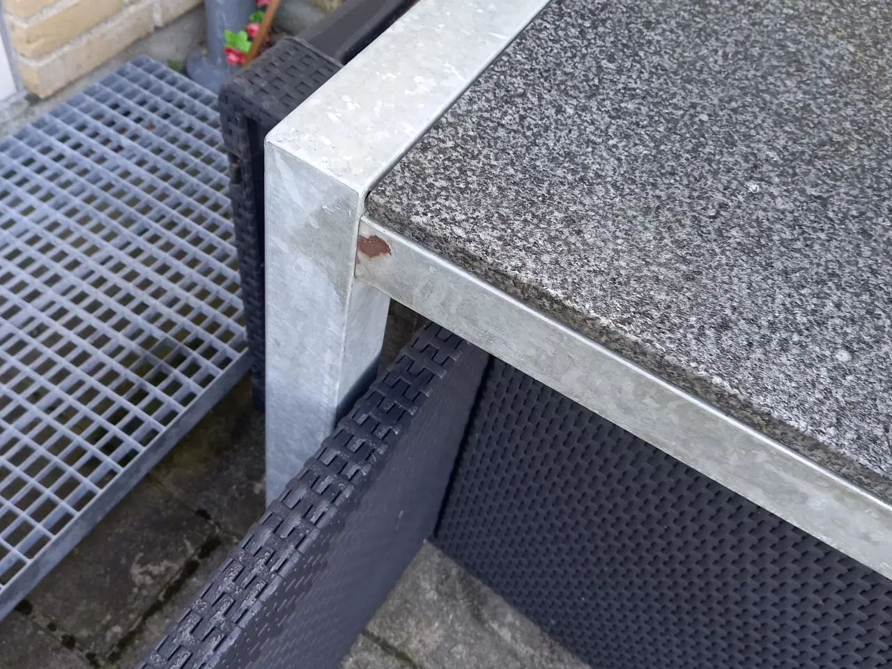 Billede 3 - Havebord galvaniseret med granitsten