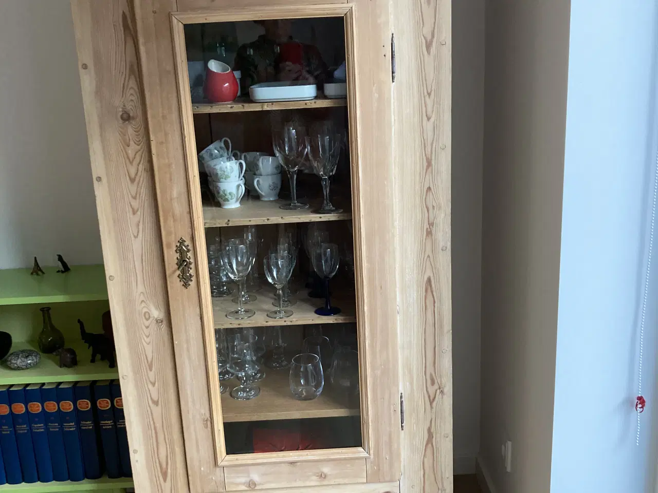 Billede 1 - Fyrretræsskab med glaslåge