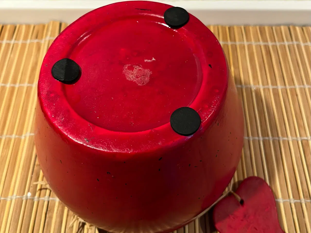 Billede 3 - Rød keramik skål med hjertevedhæng