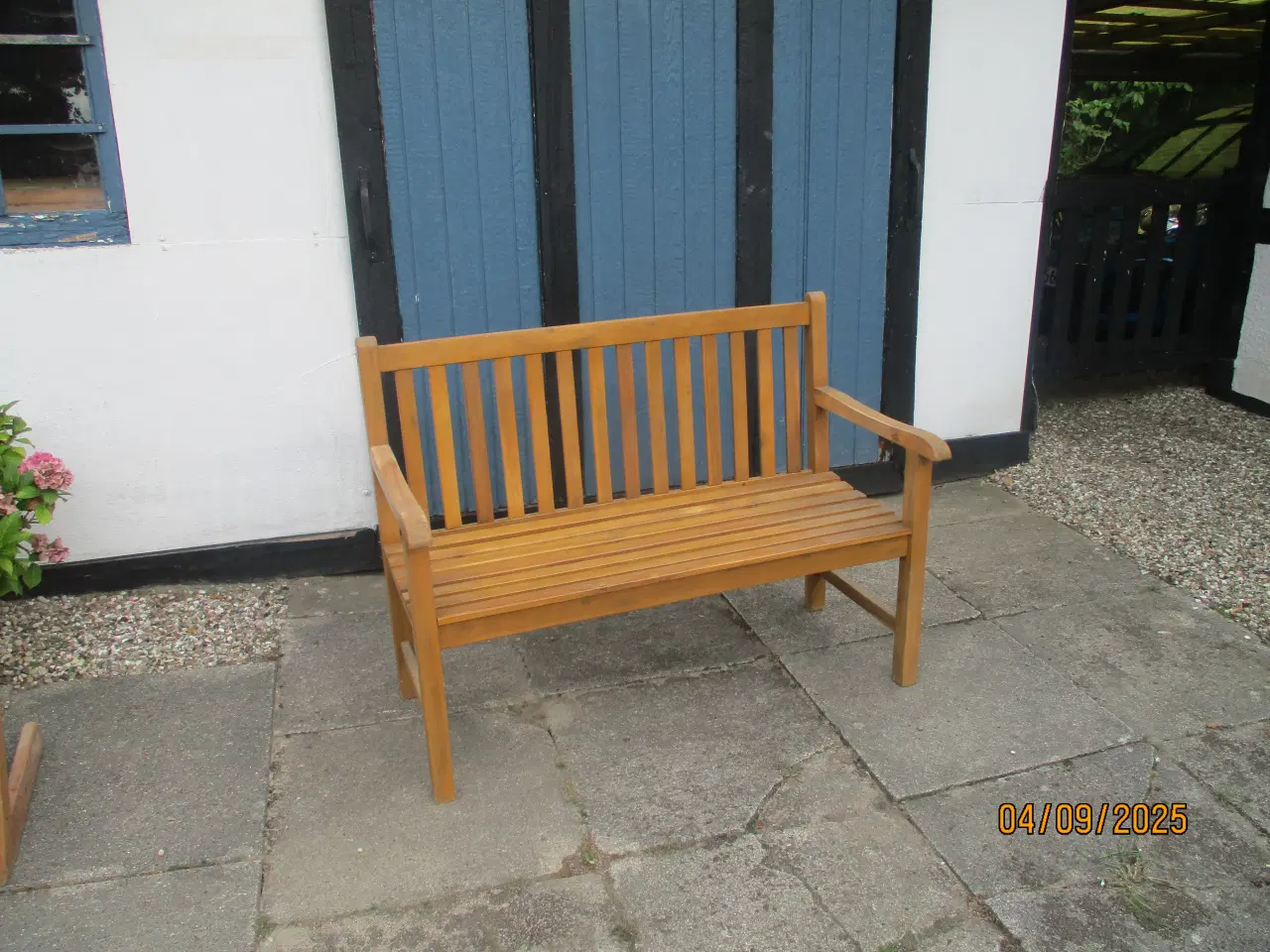 Billede 1 - Havebænk i lyst træ (Akasie)