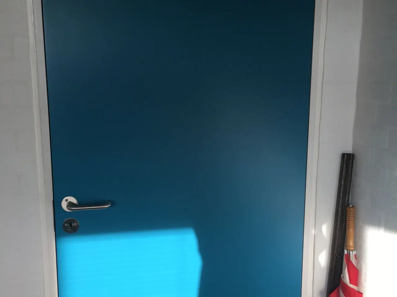 Billede 2 - Indvendig højredør lakeret m.dørhåndtag og karm