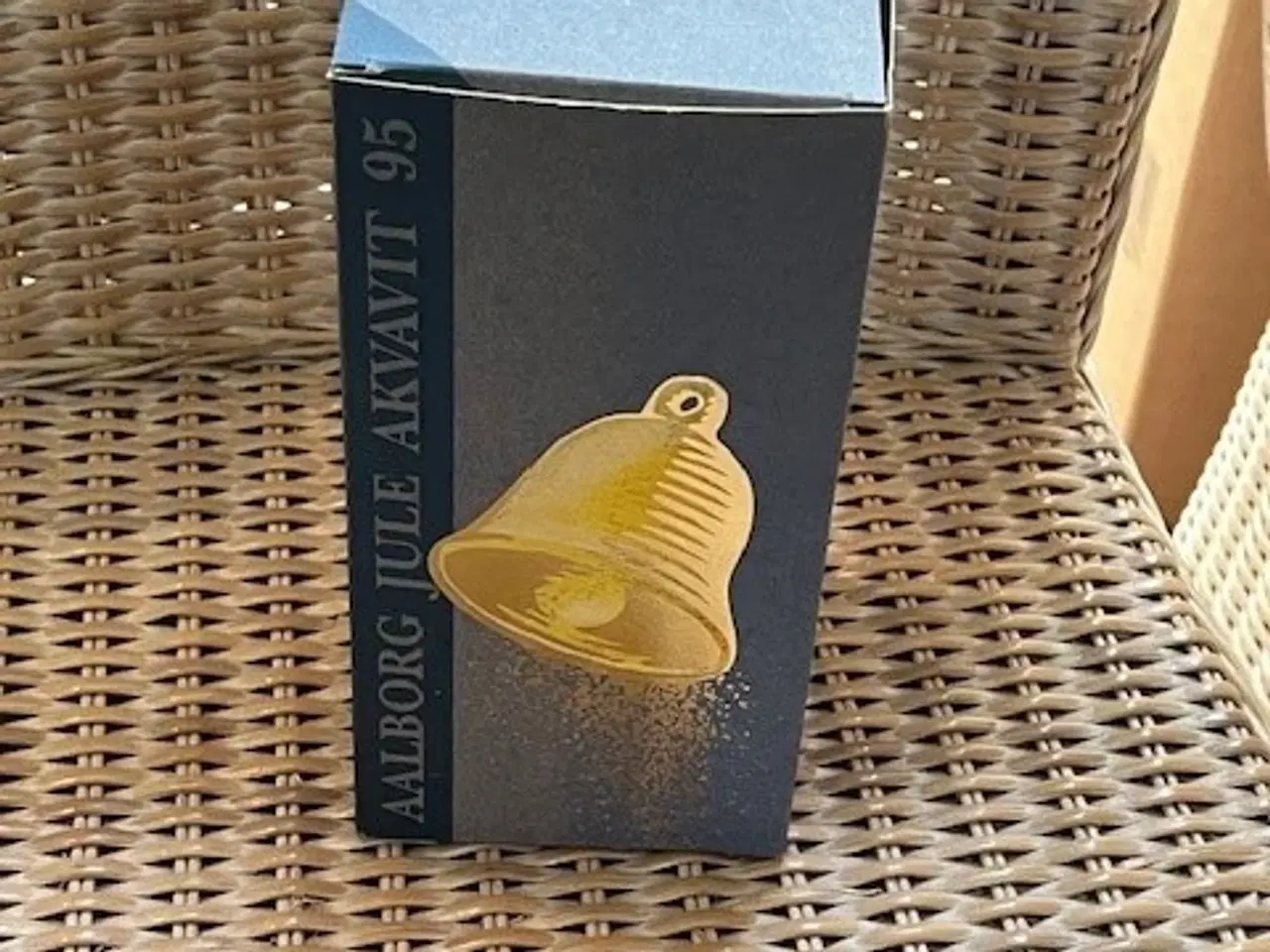 Billede 4 - Aalborg Jule Akvavit – samling af 19 årgange (1881