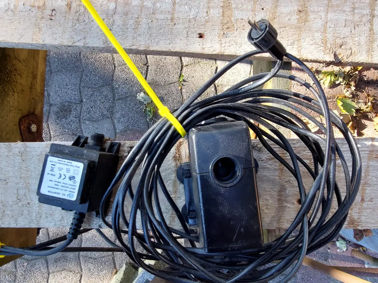 Billede 6 - granit vandsten 3 sammensatte søjler med pumpe