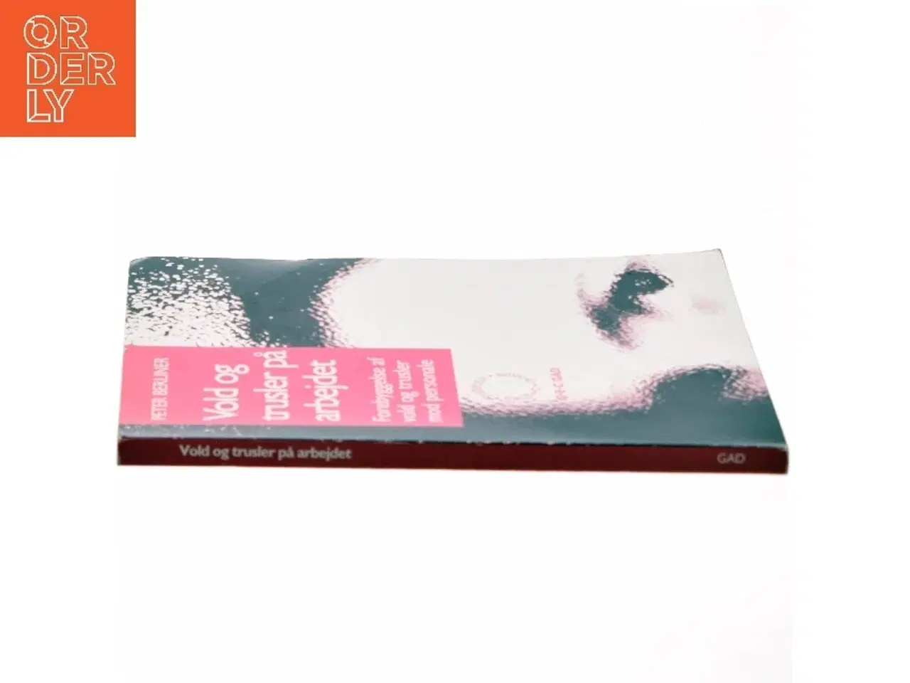 Billede 2 - Vold og trusler på arbejdet : forebyggelse af vold og trusler mod personale af Peter Berliner (Bog)