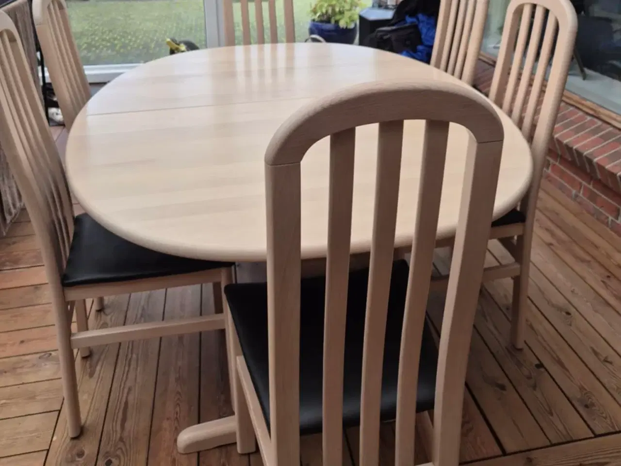Billede 2 - Spisebordssæt med 6 stole og 2 tillægsplader