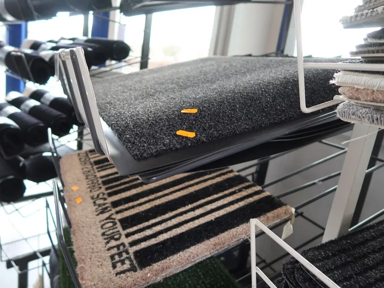 Billede 2 - Hylde med dørmåtter