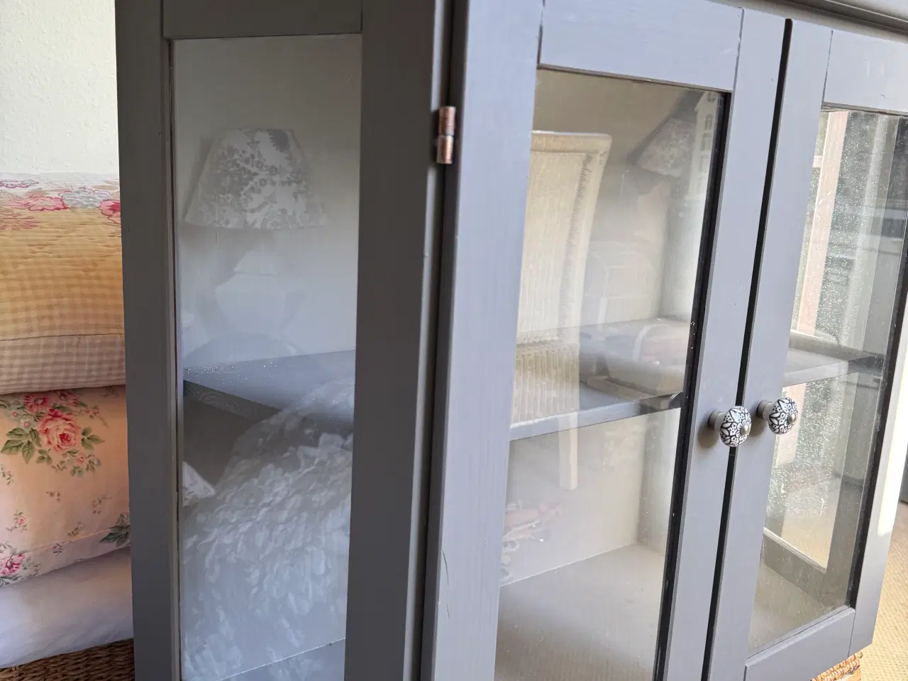 Billede 2 - Vitrine skab med glas låger.       SOLGT