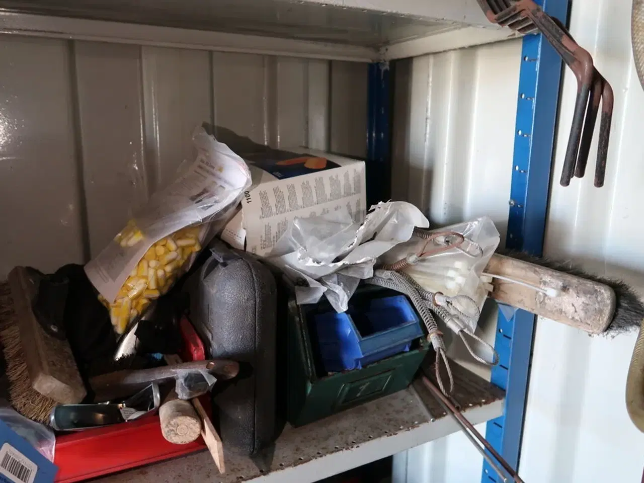 Billede 5 - 2 fag lagerreoler med div. Værktøj og varelager