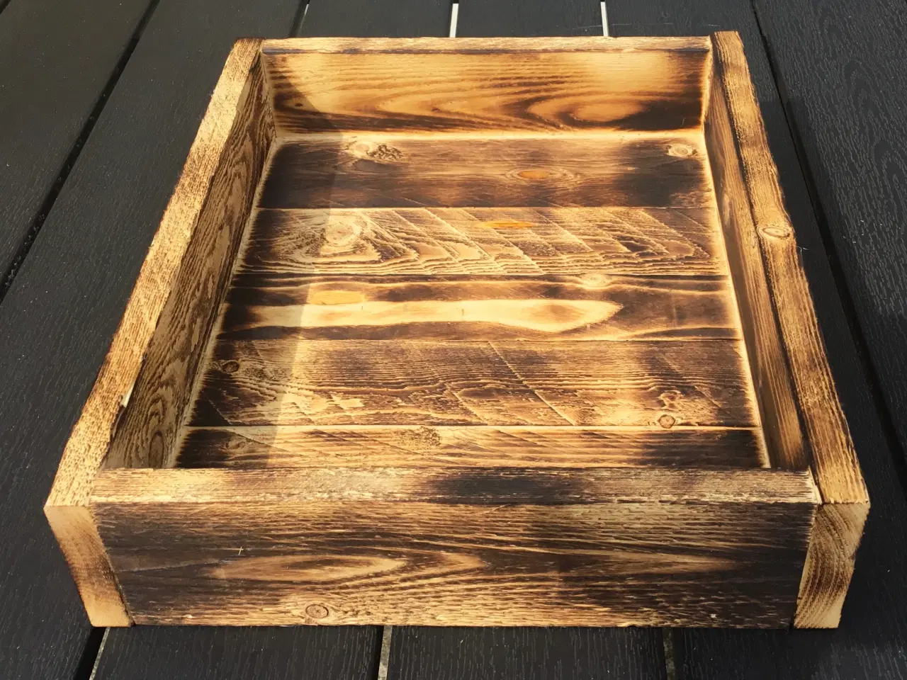 Billede 4 - Overflade brændt bakke i genbrugstræ  36,9 x 29,9